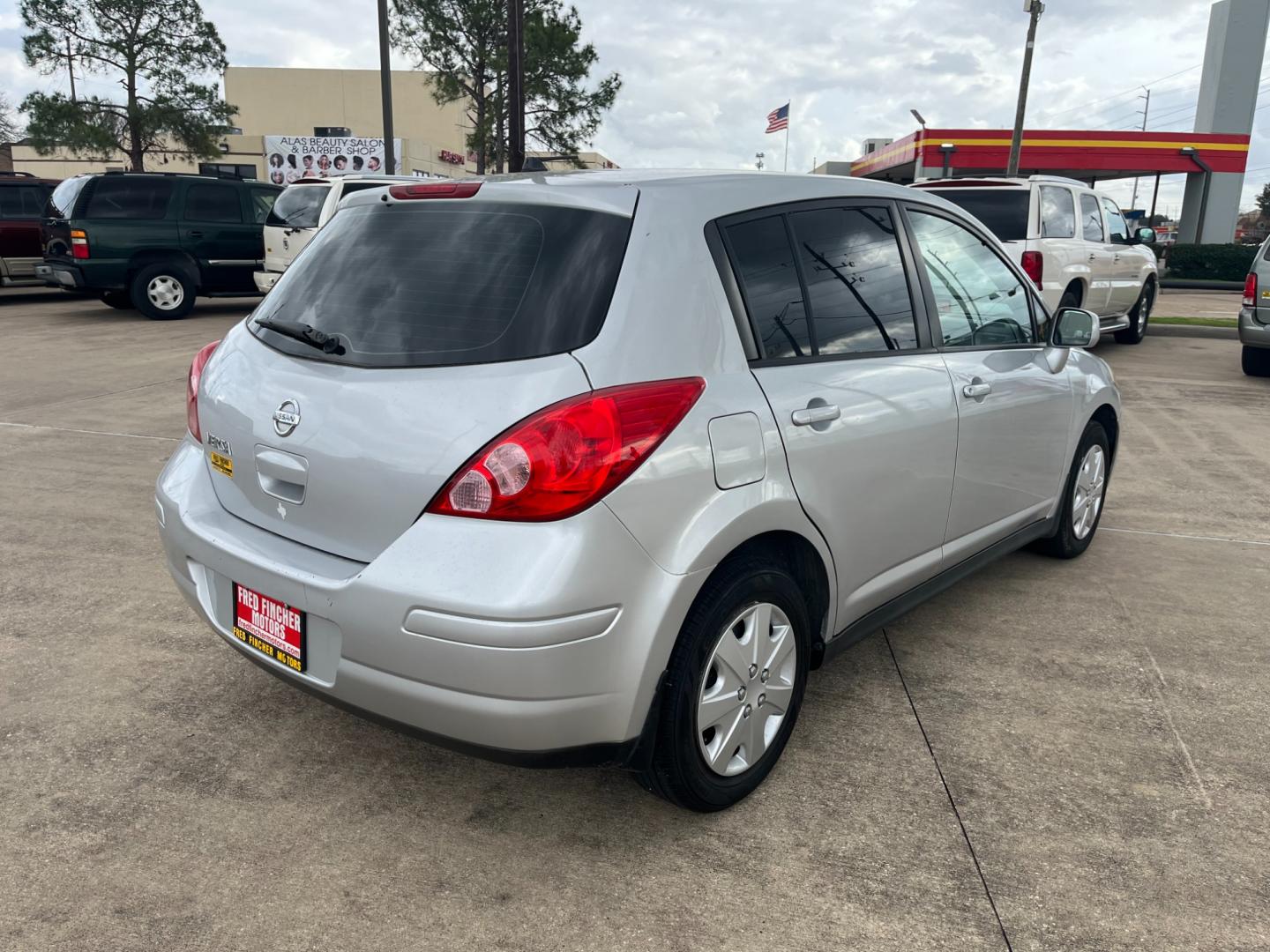 2009 SILVER /black Nissan Versa 1.8 S Hatchback (3N1BC13E09L) with an 1.8L L4 DOHC 16V engine, Manual transmission, located at 14700 Tomball Parkway 249, Houston, TX, 77086, (281) 444-2200, 29.928619, -95.504074 - Photo#6